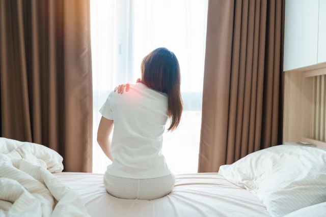 person with shoulder pain